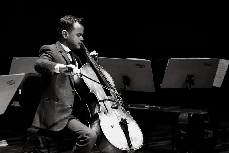 One Cello to Feel Them All: The Quiet Manipulation of Minimalist Film Scores